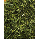 Herbe verte séchée ou foin, finement coupée, éparpillée sur une surface, idéale pour le couchage des animaux de compagnie ou comme friandise naturelle.