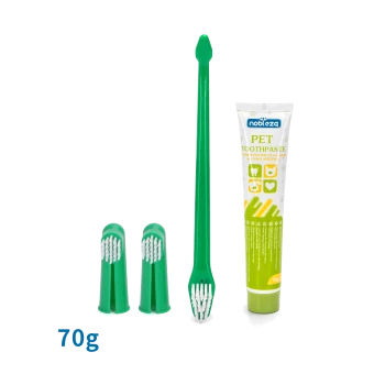 Grünes Haustier-Zahnpflegeset mit einer Tube Zahnpasta (70g) und zwei Fingerbürsten, beschriftet mit "HAUSTIER-ZAHNPASTA."