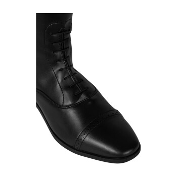Eine Nahaufnahme eines polierten schwarzen Leder-Dressboots mit Schnürdesign und einer Kappe mit dekorativen Perforationen.