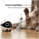 Eine verspielte Katze interagiert mit einem robotischen Spielzeug, das eine bunte Feder und eine Schnur hat, was die Unterhaltung von Haustieren fördert.