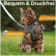 Eine getigerte Katze in einem grauen Geschirr steht auf Gras, mit dem Text: 'Bequem & Druckfrei', 'freie Schulterblätter', 'extra leichtes Neopren.'