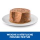 Eine runde, feuchte Tierfuttermousse auf einem weißen Teller, mit dem Text "WEICHE & KÖSTLICHE MOUSSE-TEXTUR" in fettem Blau darunter.