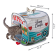 Un chaton regardant par le dessus et un autre entrant dans un cube pour chat Happy Camper KONG bleu sarcelle avec graphismes de caravane et un jouet en forme de cœur.