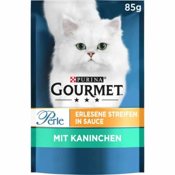 Weiße flauschige Katze auf einem blauen Hintergrund, mit Verpackung für Purina Gourmet Katzenfutter, 85g, mit "Erlesene Streifen in Sauce mit Kaninchen."