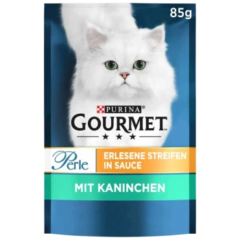 Weiße flauschige Katze auf einem blauen Hintergrund, mit Verpackung für Purina Gourmet Katzenfutter, 85g, mit "Erlesene Streifen in Sauce mit Kaninchen."