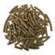 Ein Haufen dunkelgrüner, zylindrischer Tierleckerlis, die auf einem weißen Hintergrund verstreut sind und kleinen Sticks oder Kaustreifen ähneln.