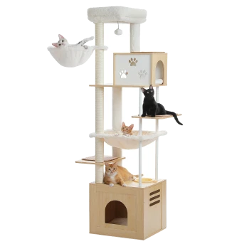 Mehrstöckiger beiger Kratzbaum mit fünf Katzen verschiedener Farben, die auf Plattformen und Höhlen liegen und spielen.