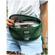 Eine Person in einem grauen Shirt und Jeansshorts hält eine grüne Haustier-Zubehörtasche, die ein Telefon mit einem Katzenbild darin zeigt. Die Tasche sagt "DOOG."