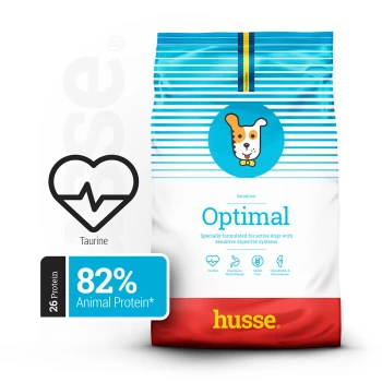 Hundefutterbeutel mit der Aufschrift "Optimal" für empfindliche Verdauungssysteme, mit einem Cartoon-Hund, 82% tierisches Protein und Taurin-Symbol.