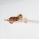 Eine flauschige orange Katze liegt auf einem beigen, wandmontierten Katzenregal, mit einer minimalistischen weißen Wand im Hintergrund.