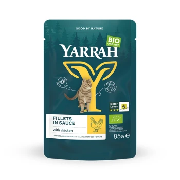 Yarrah Bio-Katzenfutterbeutel mit Filets in Sauce mit Huhn, 85g, mit einer Katzenillustration und dem Text 'Good by Nature'.