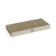 Ein rechteckiges Katzenkratzbrett mit einer strukturierten beige Oberfläche und einer hellen Holzbasis mit einem schwarzen Blattlogo.