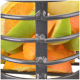 Eine Nahaufnahme eines Metallfruchtkorbs, gefüllt mit lebhaften orangefarbenen und grünen Fruchtscheiben, einschließlich Orangen und grünen Äpfeln.