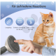 Eine Hand berührt eine Pflegebürste in der Nähe einer orangefarbenen Katze. Text-Höhepunkte: "Langlebig," "Einfach zu reinigen," und "Sanft zur Haut und zum Fell."