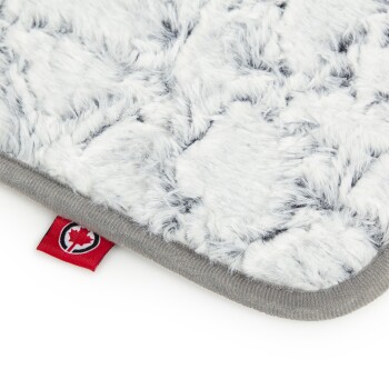 Weiche graue Haustierdecke mit flauschiger Textur und einem roten Etikett mit einem Ahornblatt-Logo.