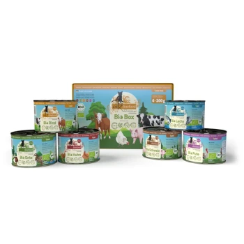 Nassfutter Katze Bio Adult Multipack 6x200 g Eine Vielzahl von Dosen mit biologischem Haustierfutter, die um eine zentrale Box mit der Aufschrift "Bio Box" angeordnet sind, mit Bildern von Tieren und Nährwertangaben.