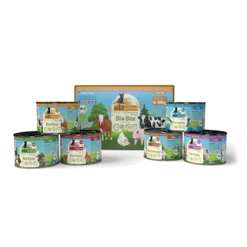 Eine Vielzahl von Dosen mit biologischem Haustierfutter, die um eine zentrale Box mit der Aufschrift "Bio Box" angeordnet sind, mit Bildern von Tieren und Nährwertangaben.