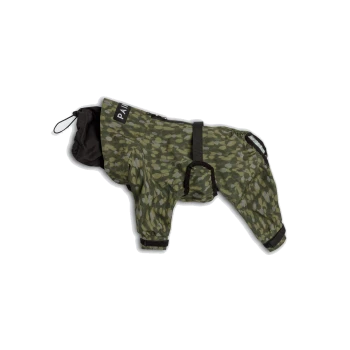 Ein hunderegenmantel im grünen Camouflage-Muster mit einer schwarzen Kapuze, ausgestattet mit verstellbaren Riemen und einem Reißverschluss, auf einem hellgrauen Hintergrund präsentiert.