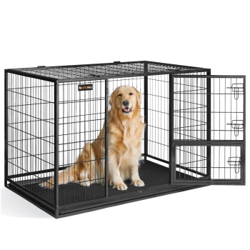 Ein Golden Retriever sitzt in einer großen schwarzen Metall-Hundekiste mit offener Tür, die ein geräumiges Inneres zeigt.