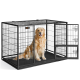 Ein Golden Retriever sitzt in einer großen schwarzen Metall-Hundekiste mit offener Tür, die ein geräumiges Inneres zeigt.