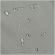 Nahaufnahme von Wassertröpfchen, die auf grauem wasserdichtem Stoff abperlen, zeigt Textur und Wasserbeständigkeit.
