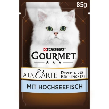 Purina Gourmet A La Carte Katzenfutterbeutel mit einer weißen flauschigen Katze mit grünen Augen, gekennzeichnet mit "Mit Hochseefisch", 85g.