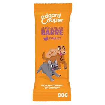 L'emballage de barres de friandises pour chiens au poulet Edgard Cooper montre un chien brun joueur et un bulldog français gris avec "Riche en vitamines, oui vraiment" et "30G."