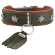 Grünes Lederhalsband mit braunem Futter, silbernen Blütennieten und hängendem Quastenanhänger mit Prägung 'HUNTER'.