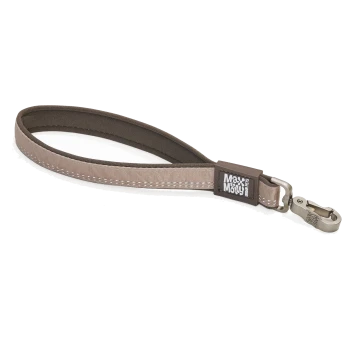 Taupefarbene gepolsterte Handschlaufe einer Hundeleine mit weißen Nähten, Metallverschluss und Max & Molly-Logoschild