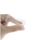 Eine Person hält einen transparenten Haustierpflegehandschuh mit weichen Borsten, der zum Bürsten des Fells von Haustieren entwickelt wurde.