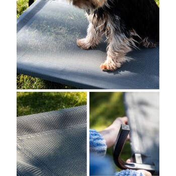 Ein kleiner Hund sitzt auf einem grauen erhöhten Haustierbett, mit Nahaufnahmen der strukturierten Oberfläche des Bettes und einer Hand, die seinen Metallrahmen hält.