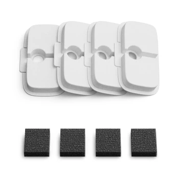Vier weiße Filterpads mit einem zentralen Loch, begleitet von drei kleinen schwarzen Schaumstoffquadraten, geeignet für Haustierwasserfilter.