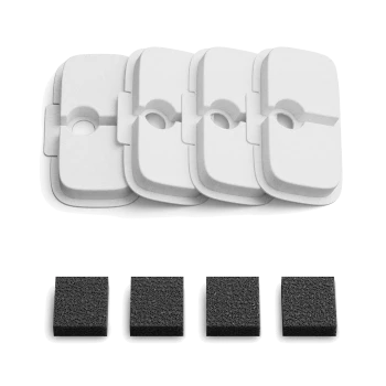 Vier weiße Filterpads mit einem zentralen Loch, begleitet von drei kleinen schwarzen Schaumstoffquadraten, geeignet für Haustierwasserfilter.