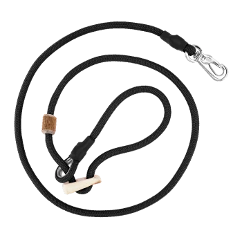 Schwarze geflochtene Hundeleine mit Metallclip und Holzknopf, isoliert auf weißem Hintergrund.