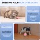 Ein verspieltes Kätzchen spielt mit einem rosa Ball auf einer weichen Oberfläche, mit 'Normalmodus' (grünes Licht) und 'Smartmodus' (blaues Licht) mit automatischer Abschaltung.