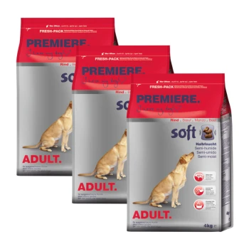 Drei Beutel Premiere Soft Hundefutter, jeweils 4 kg, mit einem gelben Labrador auf der Vorderseite, beschriftet mit "Erwachsene" und "Halbfeucht."
