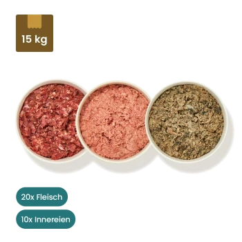 Bild von Hundefutterpackungen mit drei Arten von rohem Fleisch: Rindfleisch, Geflügel und einer Mischoption, mit Etiketten, die Inhalt und Gewicht detaillieren.