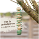 Hängender Vogelfutterspender mit mehreren Futterbällen, mit einem grünen Spiralhalter. Der Text lautet "Inkl. 2x gratis Spender In jedem Karton."