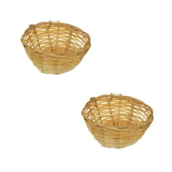 Dwa małe, okrągłe koszyki z wikliny o naturalnym wykończeniu, wyeksponowane obok siebie na białym tle.