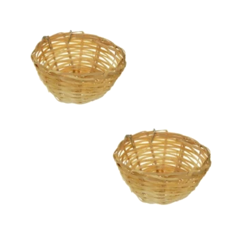 Zwei kleine, runde Weidenkörbe mit natürlichem Finish, nebeneinander vor einem weißen Hintergrund ausgestellt.