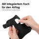 Eine Person befestigt ein AirTag an einem schwarzen Katzengeschirr, mit dem Text darüber: "Mit integriertem Fach für den AirTag."