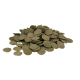 Ein Haufen kleiner, runder, grüner Haustierfutterpellets auf einem weißen Hintergrund, der ihre strukturierte Oberfläche zeigt.