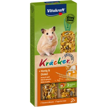Kräcker Hamster 3x2 Stück Ein süßer beiger Hamster sitzt neben einer Vitakraft Kräcker-Box mit Honig- und Dinkel-Leckerlis, die als vitaminreich und zuckerfrei gekennzeichnet sind.