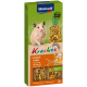 Ein süßer beiger Hamster sitzt neben einer Vitakraft Kräcker-Box mit Honig- und Dinkel-Leckerlis, die als vitaminreich und zuckerfrei gekennzeichnet sind.