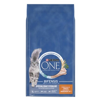 Sac bleu Purina ONE Bifensis présentant un chat gris à poils longs, 'Spécial Chat Stérilisé', poulet comme premier ingrédient