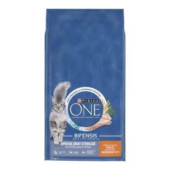 Sac bleu Purina ONE Bifensis présentant un chat gris à poils longs, 'Spécial Chat Stérilisé', poulet comme premier ingrédient