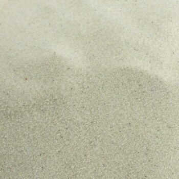 Nahaufnahme von feinem, hellfarbigem Sand mit einer glatten Textur, geeignet für Haustierlebensräume oder Aquarien.