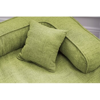 Grünes Haustierbett mit einem passenden quadratischen Kissen, mit einem strukturierten Stoffdesign.