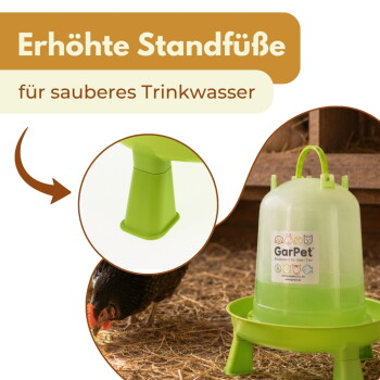 Grüner GarPet, erhöhte Tränke mit erhöhten Standfüßen und Henne; sichtbarer Text: Erhöhte Standfüße, für sauberes Trinkwasser