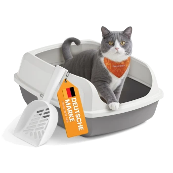 Grau-weiße Katze mit orangefarbener 'Feandrea'-Bandana in einer grauen Katzentoilette, mit Schaufel und orangenem Etikett mit der Aufschrift 'DEUTSCHE MARKE'.